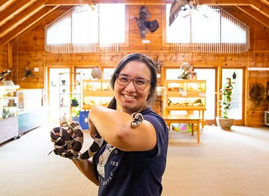 博彩平台推荐的校友Joanne Wasdin拿着一条蛇